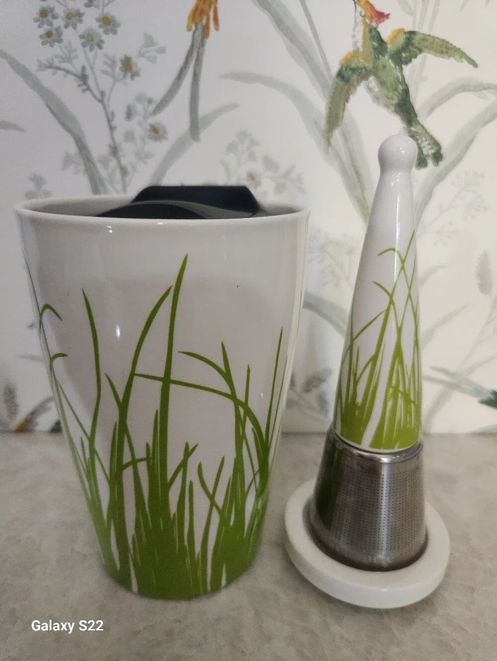 Teaforte White Ceramic Tumbler and Tea Infuser Set with Green Grass Motif